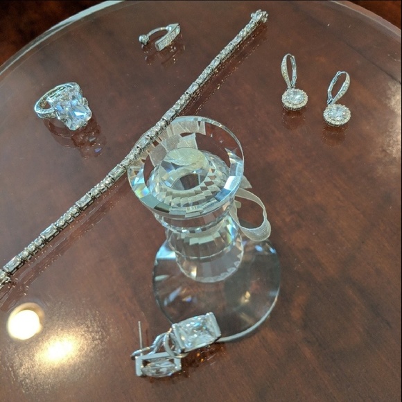 Cubic Zirconia Pierced Earring - Picture 4 of 5